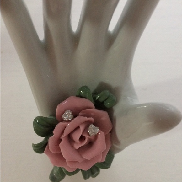 💖EUC CZ heart stud earrings💝 - Picture 5 of 6